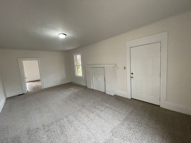 Building Photo - 4 bedroom 2 bathroom house available!   Freshly Painted-New Flooring