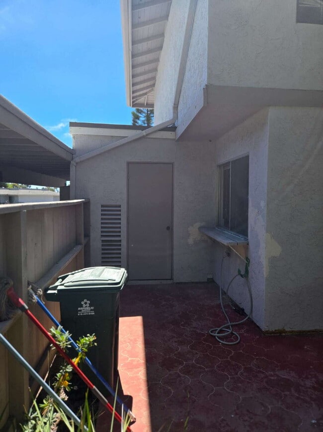 Building Photo - A spacious 3-bed, 2-bath condo is convenie...
