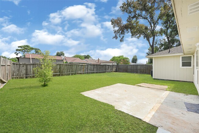 Building Photo - 13327 N Thorntree Dr