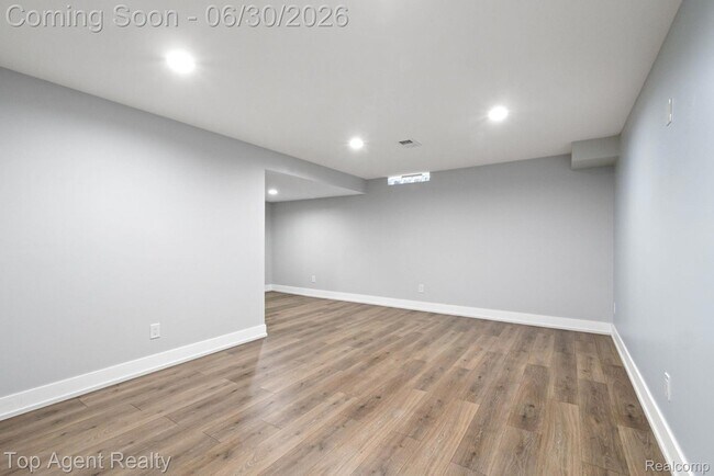 Building Photo - 38887 Country Cir