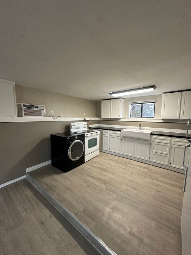 Building Photo - 9441 Maple Dr NE