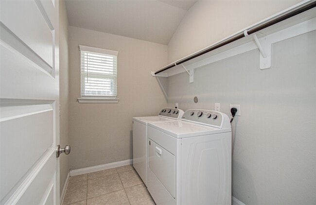 Building Photo - 2815 Dry Creek Dr