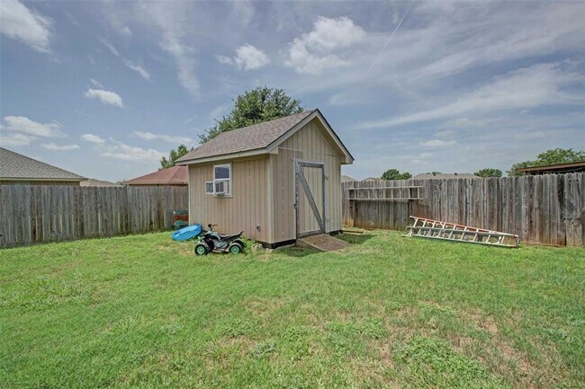 Building Photo - Welcome to this inviting 3-bedroom, 2-bath...