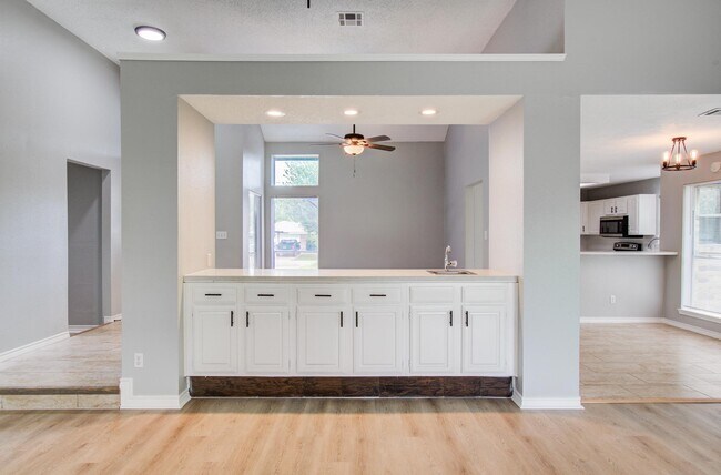 Building Photo - 13215 Bunker Hill Dr