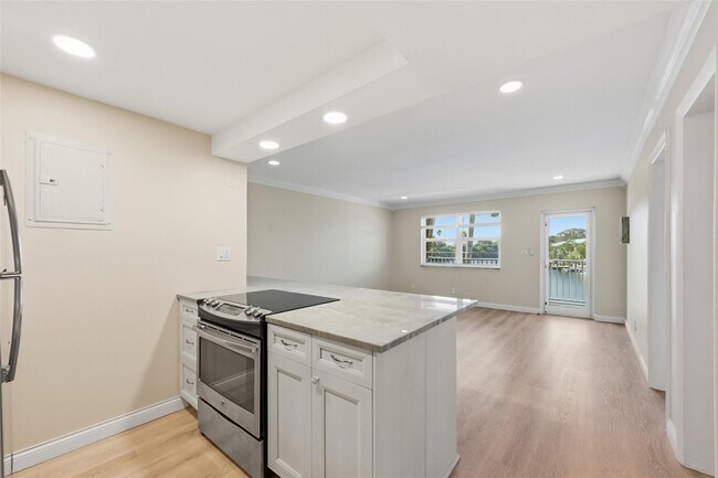 Building Photo - 801 NE 18th Ct