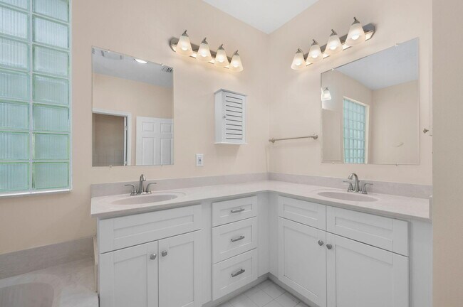 Building Photo - 6980 SE Twin Oaks Cir