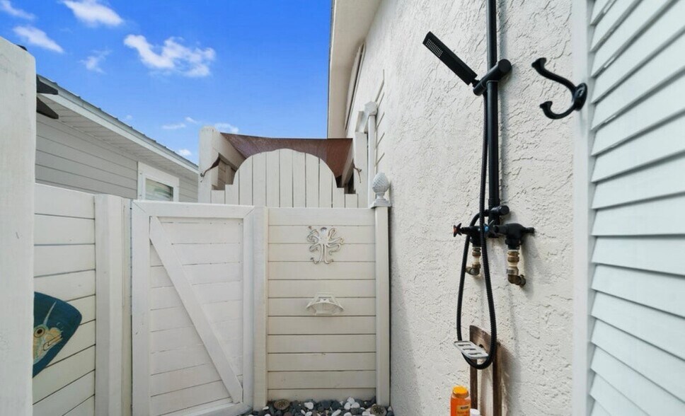 Building Photo - 613 W Caladium Cir