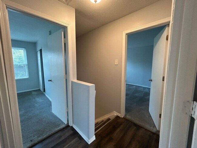 Building Photo - 819-823 Riverview Terrace