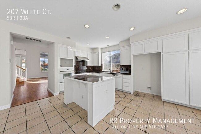 Building Photo - 207 White Ct