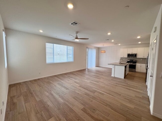 Building Photo - Welcome to Your Brand New 3 Bedroom Solar Home in the Gated Willow Springs Community of Murrieta!