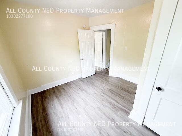 Building Photo - 1161 LaCroix Ave.-