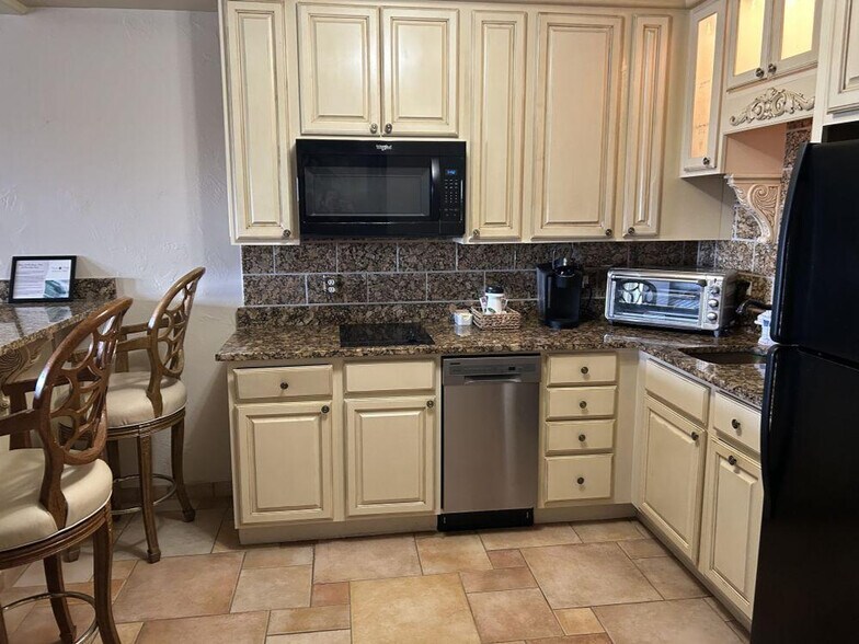 Building Photo - 935 Beach View Drive-SI ID1267834P