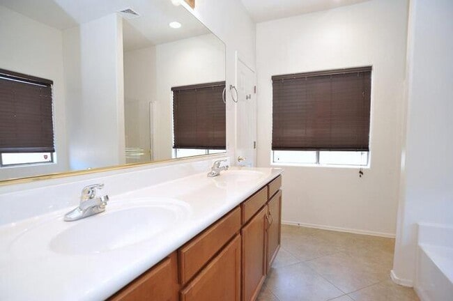 Building Photo - Priced right in Dove Mountain. Fresh & cle...