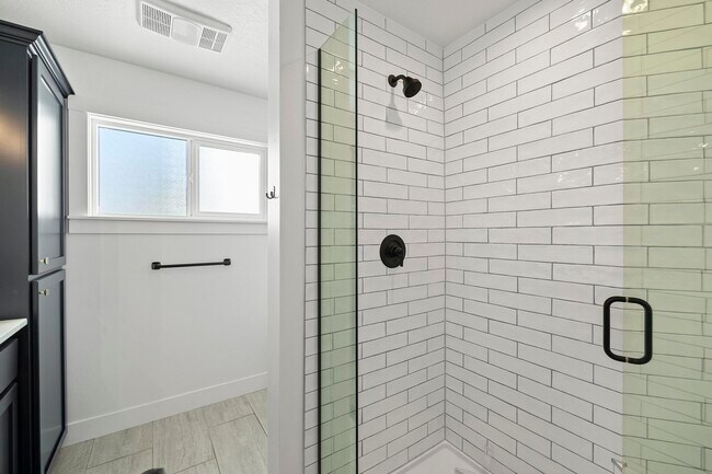 Building Photo - 828 6th St