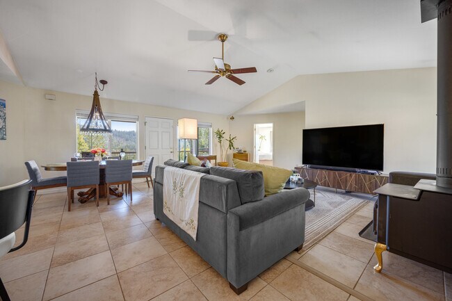 Building Photo - 323 Bodmer Ln