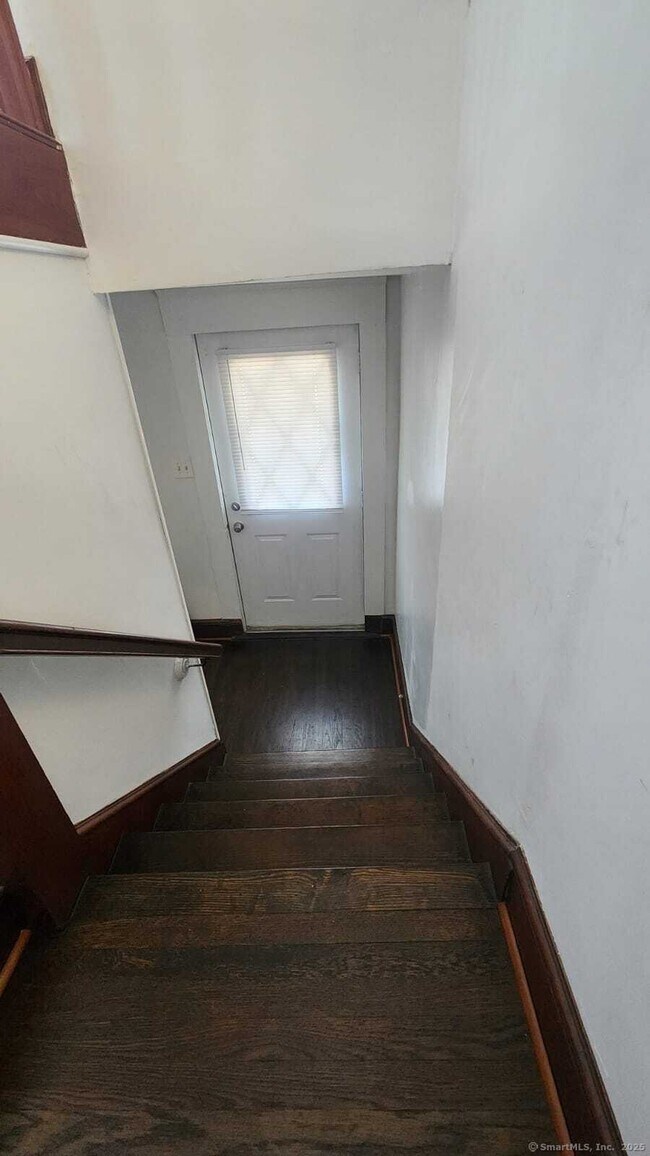 Building Photo - 305 Wakelee Ave