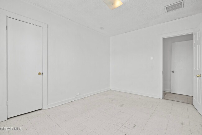 Building Photo - 3418 Frankfort Ave