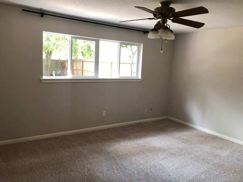 Large Mater bedroom - 10019 Golden Sunshine Dr