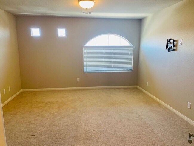 Building Photo - Beautiful Southwest Home with Dual Primary...
