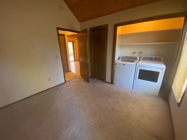 Building Photo - Rustic Charm Just North of Bend