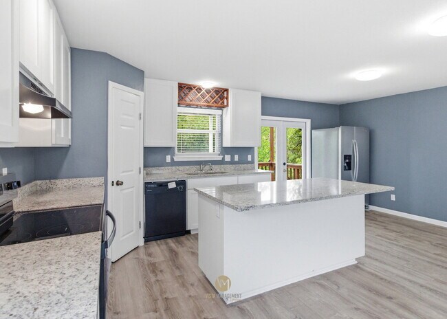 Building Photo - 3-bedroom, 2-bath home nestled in the Rolling Hills subdivision in Canyon Lake