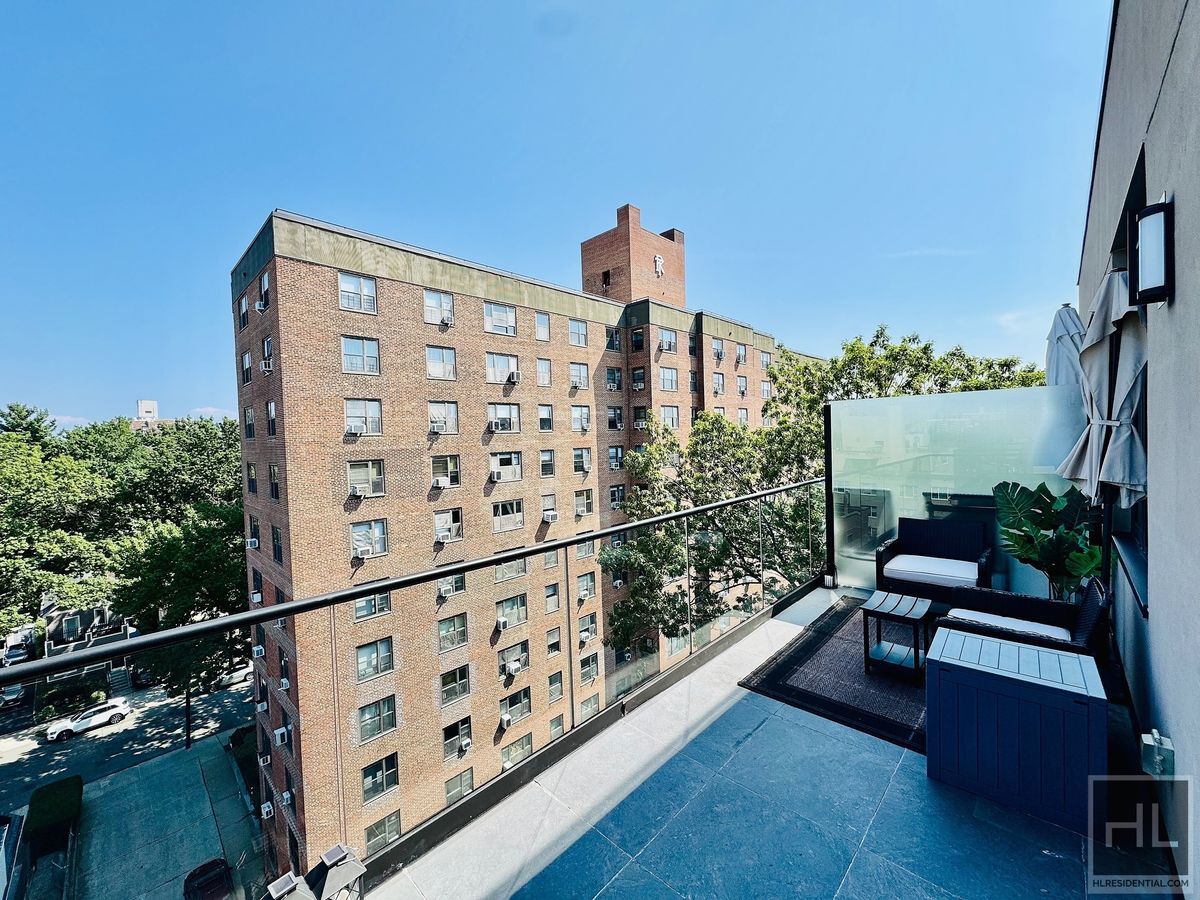 Building Photo - Gorgeous 1 bedroom with private balcony & laundry hookup