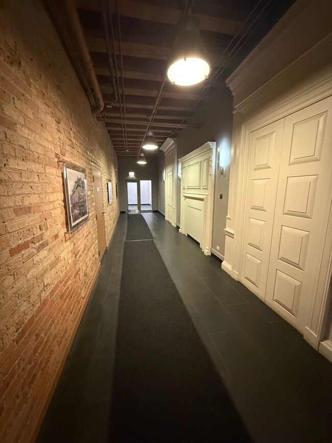 Building Photo - Great 1 Bedroom/1 Bath Great Location Close to Entertainment and Transportation!