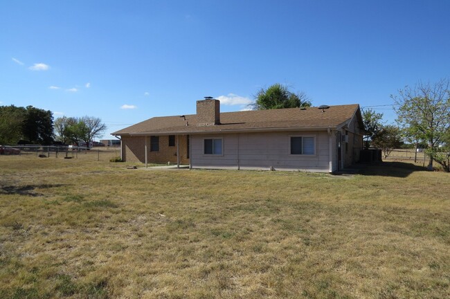 Building Photo - Updated 3-Bed Home on Nearly an Acre in Ki...