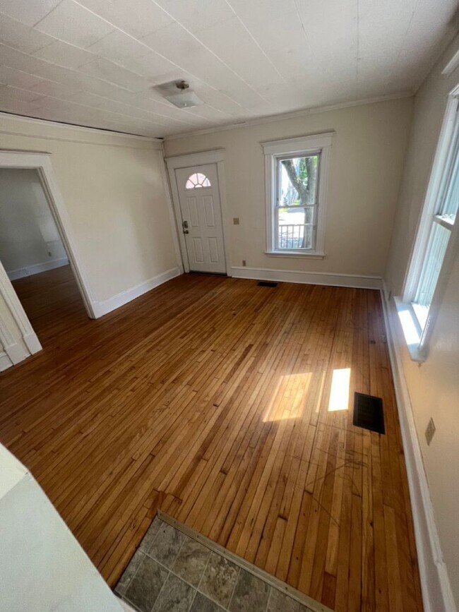 Building Photo - 52 Hickok Pl