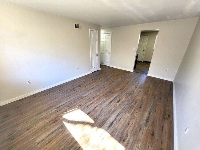 Building Photo - 3 bed 1 bath duplex in Clayton - $500 Off