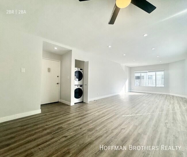 Building Photo - 231 N La Peer Dr