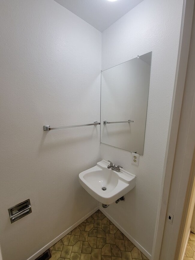Building Photo - Spacious 3/2 Home Located in the Stanmar c...
