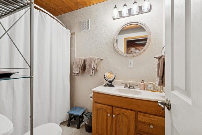 Building Photo - 4 bedroom  Whitefish River Cabin