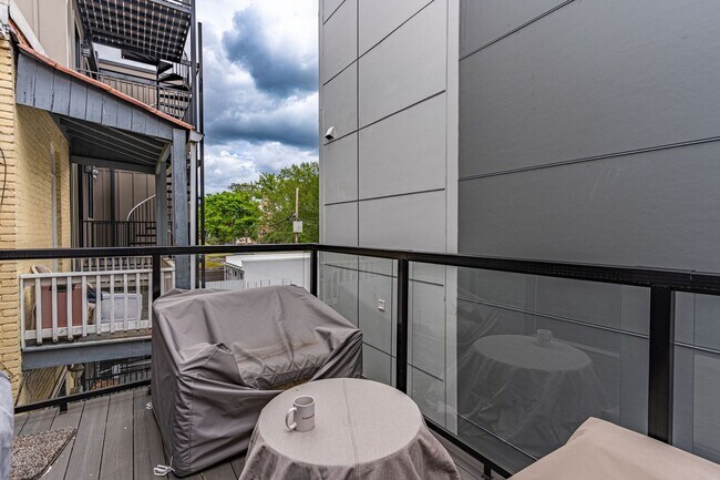 Building Photo - Luxurious Living in NW DC!