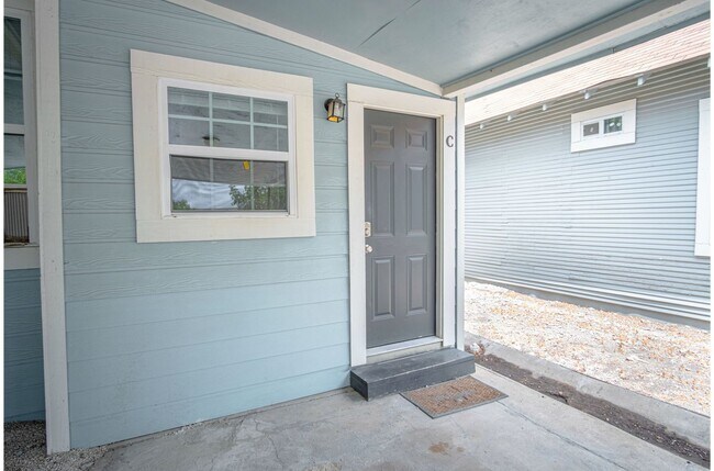 Building Photo - 121 Douglas Way St