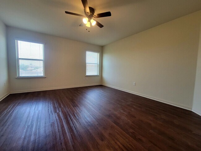 Building Photo - Beautiful 3 Bedroom, 2.5 Bath Home with Attached Garage & Tall Ceilings