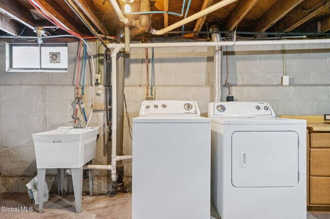 Building Photo - 165 S Pine Ave