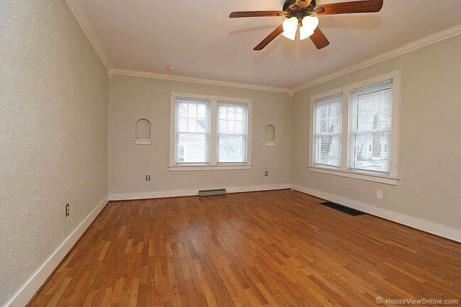 Building Photo - Available THIS SUMMER-Spacious Home Close to Campus