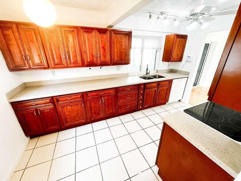 Building Photo - 905 SW 3rd Ave