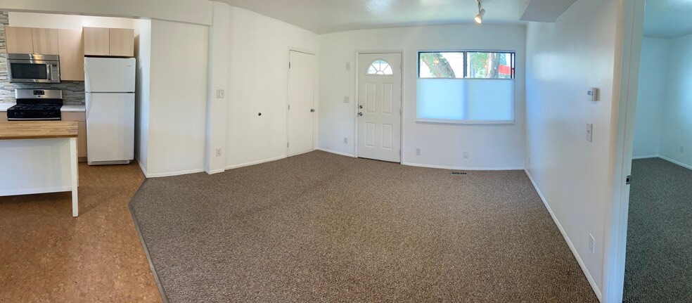 Building Photo - 401 E Maxwell Ln