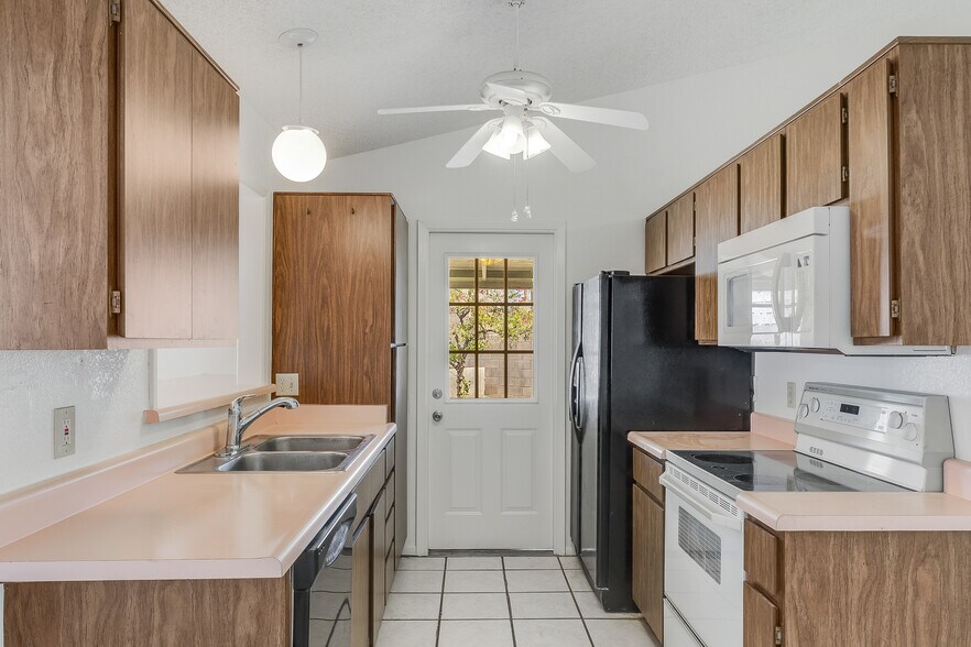 Building Photo - 16216 N 16th Pl