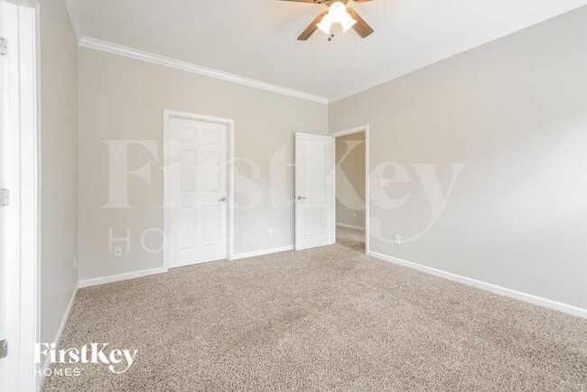 Building Photo - 4872 Longmeadow Dr