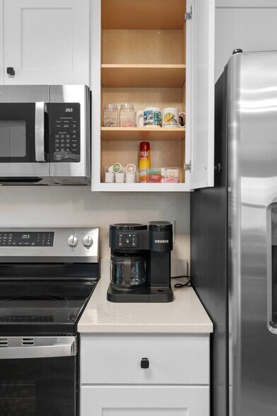 Building Photo - 2596 Parkwood Dr