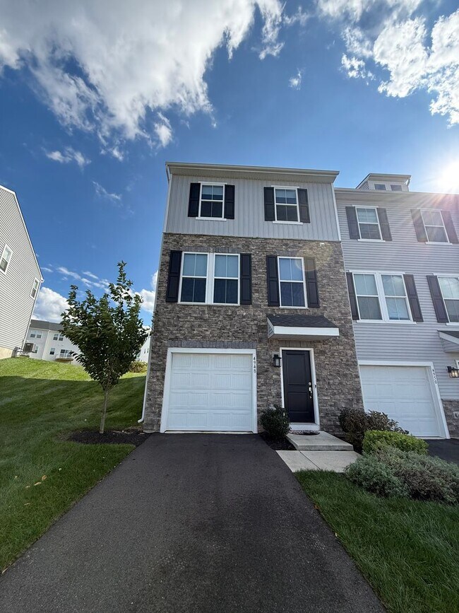 Building Photo - THREE BEDROOM/ END OF ROW TOWNHOME in Southern Lehigh Schools