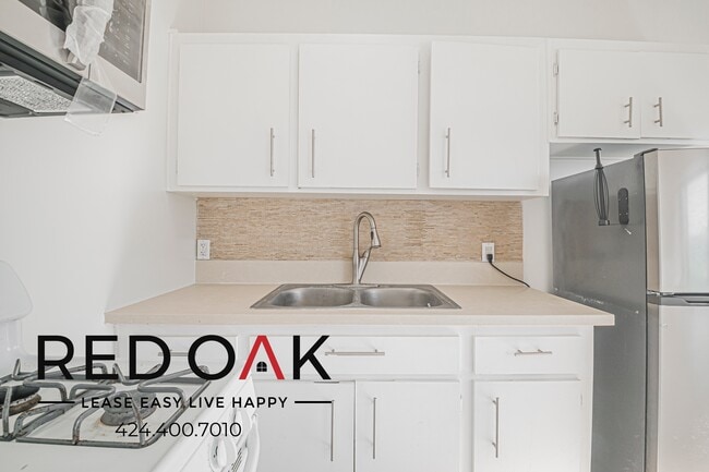 Building Photo - 932 Irolo St