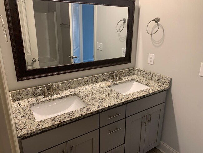 Building Photo - Pristine 3 Bedroom Unit at Eagle Ridge Tow...