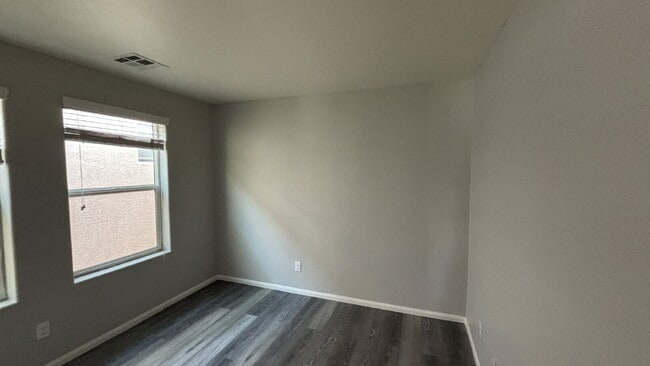 Building Photo - 4 Bed, 3 Bath