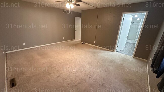 Building Photo - $1590 - 3 bedroom / 2.5 bathroom - Single ...