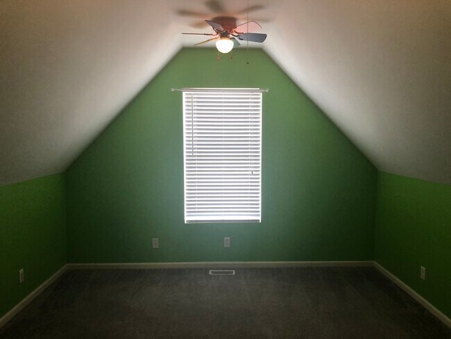 Building Photo - Large Home in Papillion For Rent!