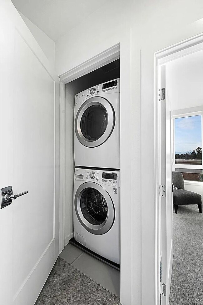 Building Photo - Ballard Townhouse 2bd/2ba, AC, Garage Parking